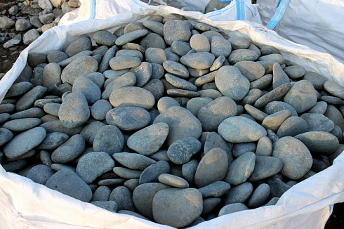 Kamenclub.ru: Галька речная плоская (темно-серая) фр. 70-150 мм. купить  в Туле галечник природный темно-серый серый синий речная плоская природная окатанная  9000 руб/т   фото КАМЕНЬ КЛУБ