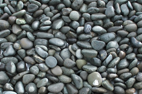 Kamenclub.ru: Галька речная окат (темно-серая) фр. 70-150 мм. купить  в Туле галька речная темно-серая, синяя, серая речная галька округлая  8000 руб/т   фото КАМЕНЬ КЛУБ