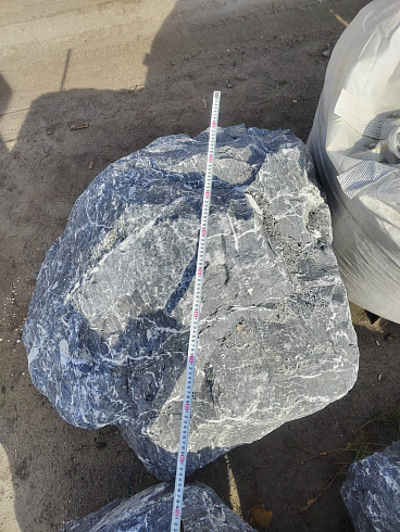 Kamenclub.ru: Черный мрамор скальник фр. 1000-1500 мм.  купить в Туле мрамор черный белый серый крупный колотый валун ландшафтный 9000 руб/т   фото КАМЕНЬ КЛУБ