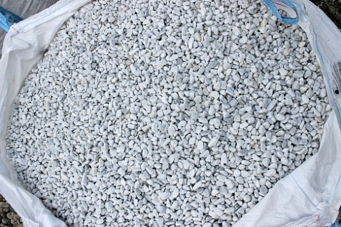 Kamenclub.ru: Мраморная крошка (щебень галтованный белый) фр.10-20 мм.  купить в Туле мрамор белый, молочный, айвори окатанный округлый декоративный ландшафтный щебень 17000 руб/т   фото КАМЕНЬ КЛУБ