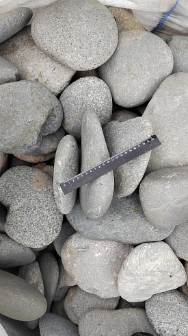 Kamenclub.ru: Галька речная плоская (темно-серая) фр. 70-150 мм. купить  в Туле галечник природный темно-серый серый синий речная плоская природная окатанная  9000 руб/т   фото КАМЕНЬ КЛУБ