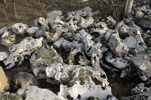 Kamenclub.ru: Выветренный известняк (степной) фр. 500-1500 мм.  купить в Туле    10000 руб/т   фото КАМЕНЬ КЛУБ