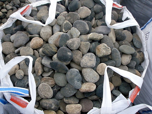 Kamenclub.ru: Галька речная плоская (ассорти) фр. 100-200-300 мм. купить  в Туле галька плоская разноцветная серый белый темно-серый синий речная галька ландшафтная 8000 руб/т   фото КАМЕНЬ КЛУБ