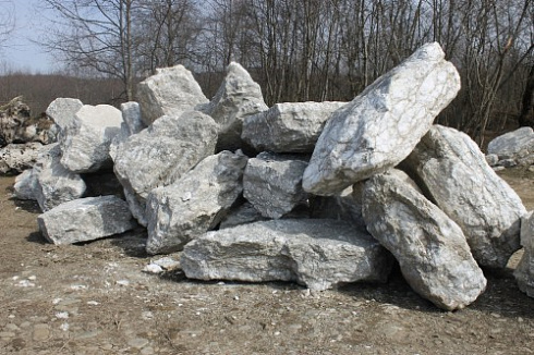 Kamenclub.ru: Мраморизированный известняк фр.500-1500 мм.  купить в Туле    10000 руб/т   фото КАМЕНЬ КЛУБ