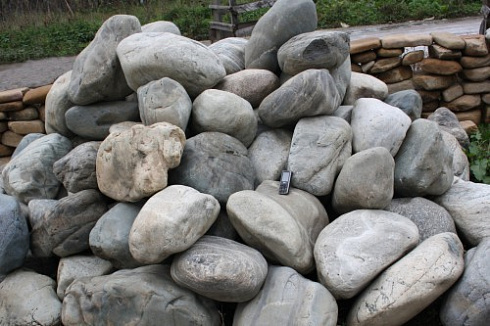 Kamenclub.ru: Речной валун Кабанчик фр.300-500 мм.  купить в Туле крупный природный камень галька серый, темно-серый речной валун галечник масштабный 7000 руб/т   фото КАМЕНЬ КЛУБ