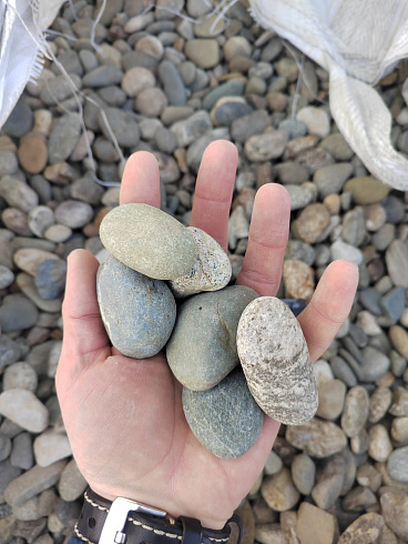 Kamenclub.ru: Галька речная окат (пестрая) фр. 20-40 мм. купить  в Туле галька речная пестрая, серая, серые оттенки галька речная окатанная округлая 5000 руб/т   фото КАМЕНЬ КЛУБ