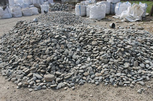 Kamenclub.ru: Галька речная плоская (ассорти) фр. 70-150 мм. купить  в Туле галька галечник серый белый темно-серый синий светло-серый плоская природная галька  9000 руб/т   фото КАМЕНЬ КЛУБ