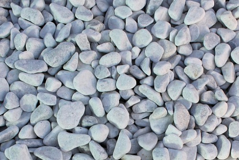 Kamenclub.ru: Мраморная крошка (щебень галтованный белый), фр.20-40 мм.  купить в Туле мрамор белый бежевый молочный мраморный щебень декоративный 17000 руб/т   фото КАМЕНЬ КЛУБ