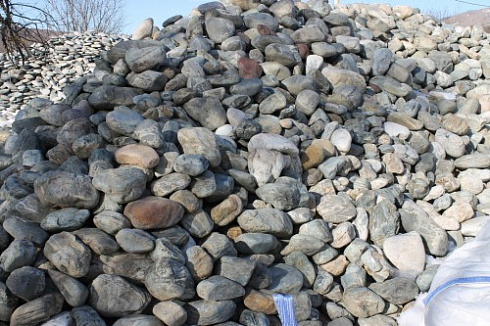 Kamenclub.ru: Ландшафтные валунчики фр.100-500 мм.  купить в Туле крупный природный камень серый, темно-серый, светло-серый речной валун крупный 4800 руб/т   фото КАМЕНЬ КЛУБ