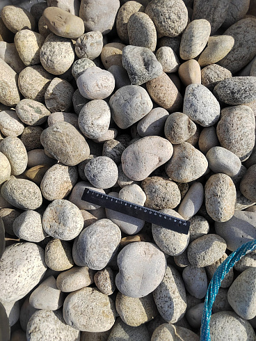 Kamenclub.ru: Галька речная окат (серо-белая) фр. 70-120 мм купить  в Туле галька галечник бело-серая, серо-белая, серая, белая речная природная галька  8000 руб/т   фото КАМЕНЬ КЛУБ