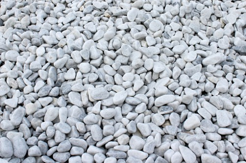 Kamenclub.ru: Мраморная крошка (щебень галтованный белый) фр.40-70 мм.  купить в Туле мрамор белый молочный айвори окатанный округлый природный камень 17000 руб/т   фото КАМЕНЬ КЛУБ