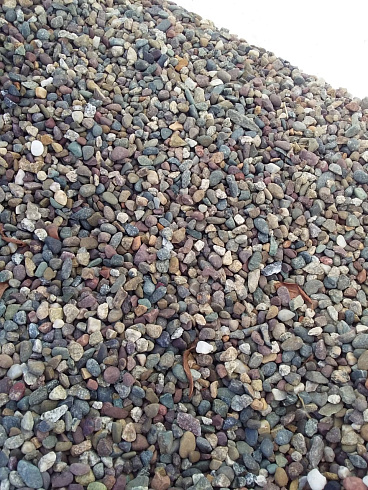 Kamenclub.ru: Галька речная окат цветная фр.5-10 мм. купить  в Туле галька речная белый, серый, красноватый, синий, темно-серый речная окатанная галька декоративная 6800 руб/т   фото КАМЕНЬ КЛУБ
