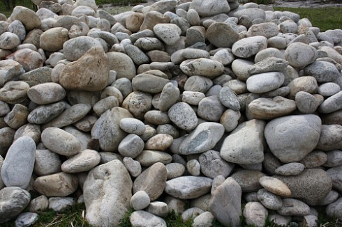 Kamenclub.ru: Бело-серый валунчик фр.100-300 мм.  купить в Туле крупный камень для ландшафта серый, белый бело-серый валун крупная галька 4500 руб/т   фото КАМЕНЬ КЛУБ