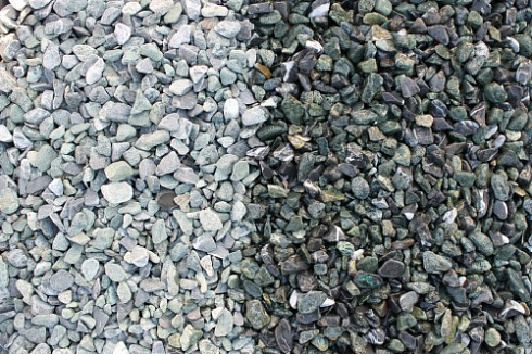 Kamenclub.ru: Мраморная крошка (щебень галтованный микс:зеленый-черный) фр.10-20 мм.  купить в Туле мрамор зеленый, черный декоративные ландшафтные окатанные округлые камни щебня 14500 руб/т   фото КАМЕНЬ КЛУБ