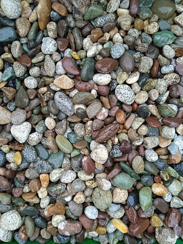 Kamenclub.ru: Галька горная речная окат (цветная) фр. 20-40 мм. купить  в Туле галька речная серый синий бежевый белый окатанная речная галька ландшафтная 6800 руб/т   фото КАМЕНЬ КЛУБ