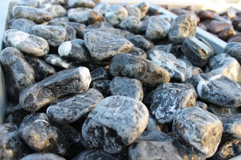 Kamenclub.ru: Щебень галтованный черный (мрамор) фр.20-40 мм.  купить в Туле мрамор черный с белыми прожилками мрамор окатанный округлый 15000 руб/т   фото КАМЕНЬ КЛУБ