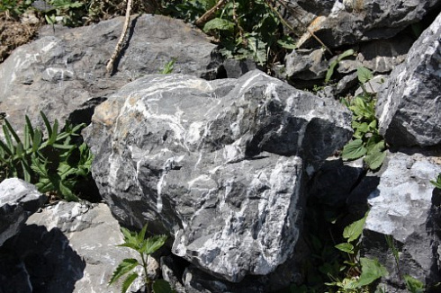 Kamenclub.ru: Черный мрамор скальник фр. 1000-1500 мм.  купить в Туле мрамор черный белый серый крупный колотый валун ландшафтный 9000 руб/т   фото КАМЕНЬ КЛУБ