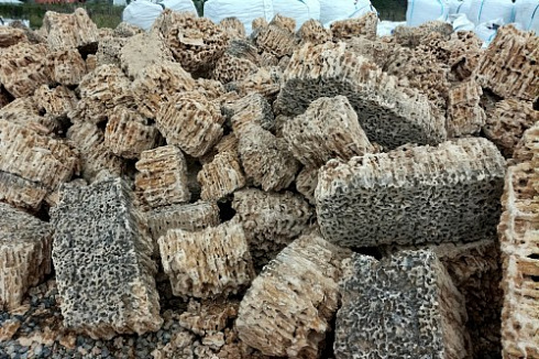 Kamenclub.ru: Крымский природный меотис фр. 100-500 мм.  купить в Туле меотис бежевый рыжий молочный желтый ракушечник 4 500 руб/т   фото КАМЕНЬ КЛУБ