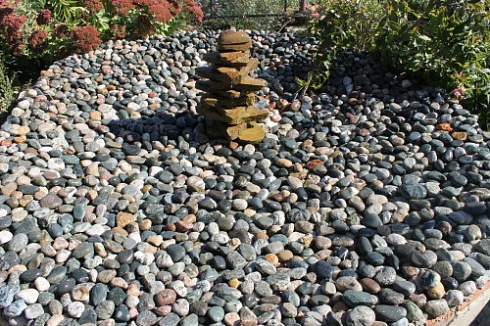 Kamenclub.ru: Галька окат (цветная картошка) фр. 50-100 мм. купить  в Туле галька природная окатанная серый белый цветной синий темно-серый коричневый округлый галечник окатанный 6800 руб/т   фото КАМЕНЬ КЛУБ