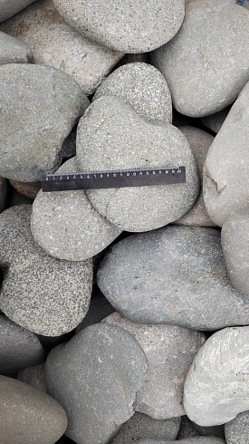 Kamenclub.ru: Галька речная плоская (темно-серая) фр. 70-150 мм. купить  в Туле галечник природный темно-серый серый синий речная плоская природная окатанная  9000 руб/т   фото КАМЕНЬ КЛУБ