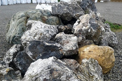 Kamenclub.ru: Черный гранит - кварцит фр. 100-500 мм.  купить в Туле мрамор гранит черный с белыми прожилками, серый, белый валун скальный колотый 7000 руб/т   фото КАМЕНЬ КЛУБ