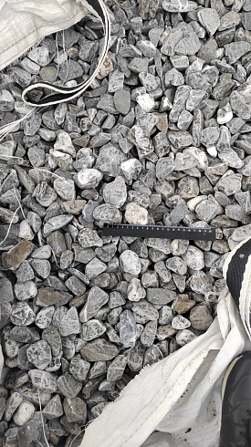 Kamenclub.ru: Щебень галтованный черный (мрамор) фр.40-70 мм.  купить в Туле мрамор черный с белыми прожилками, черный, белый щебень галтованный округлый 13500 руб/т   фото КАМЕНЬ КЛУБ