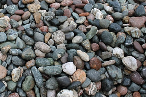 Kamenclub.ru: Галька окат (цветная картошка) фр. 50-100 мм. купить  в Туле галька природная окатанная серый белый цветной синий темно-серый коричневый округлый галечник окатанный 6800 руб/т   фото КАМЕНЬ КЛУБ