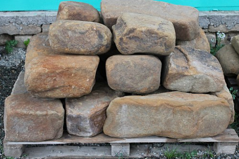 Kamenclub.ru: Песчаник для строительства и кладки (фр. 200-400 мм)  купить в Туле песчаник бежевый серый рыжий желтый блоки для строительства из песчаника 6500 руб/т   фото КАМЕНЬ КЛУБ