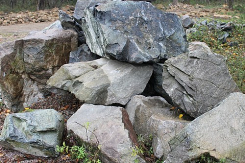 Kamenclub.ru: Змеевик скальник фр. 500-1500 мм.  купить в Туле змеевик зеленый серый черный глыба скальная колотая 7500 руб/т   фото КАМЕНЬ КЛУБ