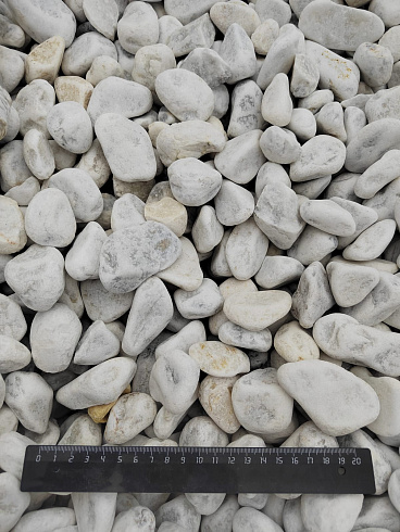 Kamenclub.ru: Мраморная крошка (щебень галтованный белый) фр.40-70 мм.  купить в Туле мрамор белый молочный айвори окатанный округлый природный камень 17000 руб/т   фото КАМЕНЬ КЛУБ