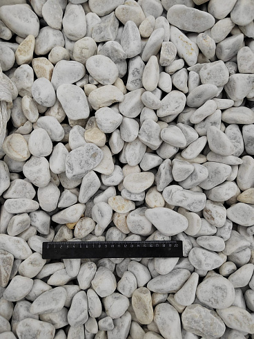 Kamenclub.ru: Мраморная крошка (щебень галтованный белый) фр.40-70 мм.  купить в Туле мрамор белый молочный айвори окатанный округлый природный камень 17000 руб/т   фото КАМЕНЬ КЛУБ