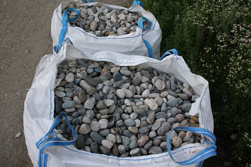 Kamenclub.ru: Галька речная окат (серая) фр.40-60 мм купить  в Туле галька речная серый бежевый рыжий коричневый округлый речной камень 5000 руб/т   фото КАМЕНЬ КЛУБ