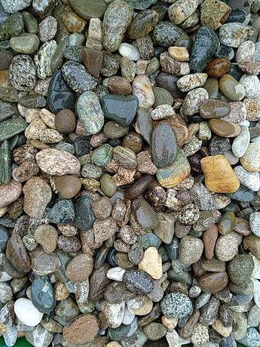 Kamenclub.ru: Галька горная речная окат (цветная) фр. 20-40 мм. купить  в Туле галька речная серый синий бежевый белый окатанная речная галька ландшафтная 6800 руб/т   фото КАМЕНЬ КЛУБ