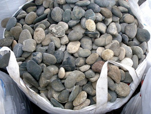 Kamenclub.ru: Галька речная плоская (ассорти) фр. 70-150 мм. купить  в Туле галька галечник серый белый темно-серый синий светло-серый плоская природная галька  9000 руб/т   фото КАМЕНЬ КЛУБ
