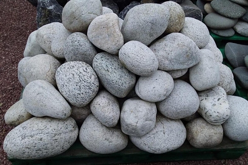 Kamenclub.ru: Бело-серый валунчик фр.100-300 мм.  купить в Туле крупный камень для ландшафта серый, белый бело-серый валун крупная галька 4500 руб/т   фото КАМЕНЬ КЛУБ