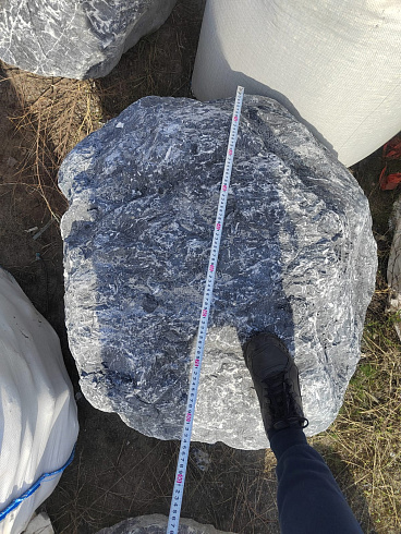 Kamenclub.ru: Черный мрамор скальник фр. 1000-1500 мм.  купить в Туле мрамор черный белый серый крупный колотый валун ландшафтный 9000 руб/т   фото КАМЕНЬ КЛУБ