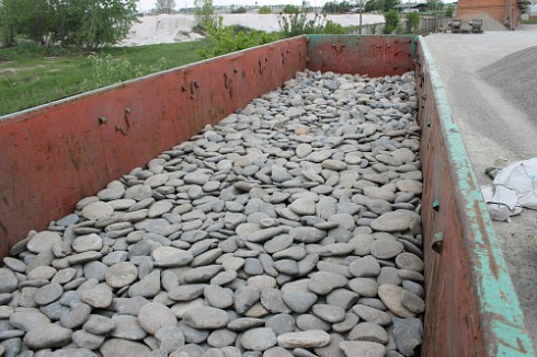 Kamenclub.ru: Галька речная плоская (ассорти) фр. 100-200-300 мм купить  в Туле галька галечник природный серый, белый темно-серый синий рыжий светло-серый природная галька плоская крупная 8000 руб/т   фото КАМЕНЬ КЛУБ