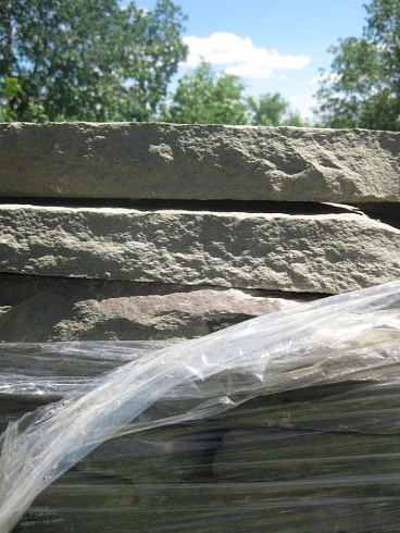 Kamenclub.ru: Песчаник пластушка серо-зеленый (1,5 см)  купить в Туле плитняк - пластушка серо-зеленый, серый, зеленый пластушка рваная ландшафтная колотая 10200 руб/м3   фото КАМЕНЬ КЛУБ