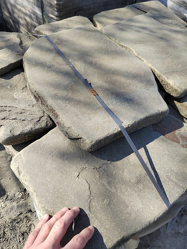 Kamenclub.ru: Песчаник пластушка светло-серый (3,0 см)  купить в Туле песчаник светло-серый, серый песчаник рваный ландшафтный колотый 13800 руб/м3   фото КАМЕНЬ КЛУБ