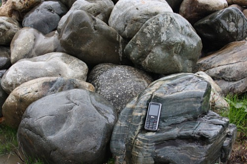 Kamenclub.ru: Речной валун Кабанчик фр.300-500 мм.  купить в Туле крупный природный камень галька серый, темно-серый речной валун галечник масштабный 7000 руб/т   фото КАМЕНЬ КЛУБ