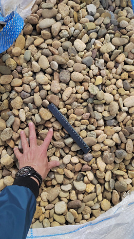 Kamenclub.ru: Галька речная окат рыжая фр. 20-40 мм. купить  в Туле галька речная окатанная рыжая желтая серая округлая речная галька 5000 руб/т   фото КАМЕНЬ КЛУБ