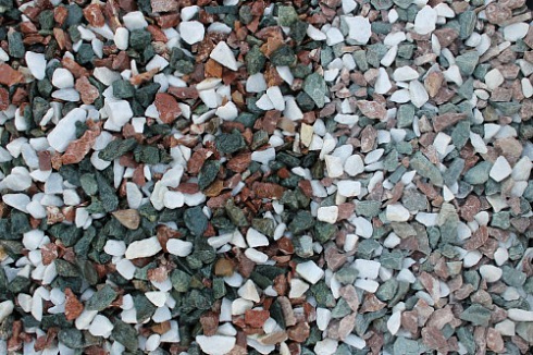 Kamenclub.ru: Мраморная крошка (щебень крошка микс: белый-зеленый-розовый) фр. 10-20 мм.  купить в Туле мрамор белый, зеленый, розовый декоративный ландшафтный колотый щебень 12000 руб/т   фото КАМЕНЬ КЛУБ