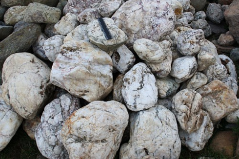 Kamenclub.ru: Кварцевый валунчик фр.100-300 мм.  купить в Туле кварц белый, бежевый молочный рыжий крупный природный камень галечник 7850 руб/т   фото КАМЕНЬ КЛУБ