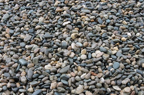 Kamenclub.ru: Галька горная речная окат (цветная) фр. 20-40 мм. купить  в Туле галька речная серый синий бежевый белый окатанная речная галька ландшафтная 6800 руб/т   фото КАМЕНЬ КЛУБ