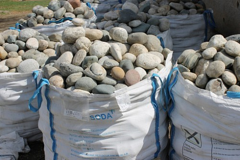 Kamenclub.ru: Речной валун (Ассорти) фр.100-300 мм.  купить в Туле галечник серый, темно-серый, светло-серый речная галька крупных размеров 4200 руб/т   фото КАМЕНЬ КЛУБ