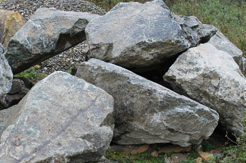 Kamenclub.ru: Змеевик скальник фр. 500-1500 мм.  купить в Туле змеевик зеленый серый черный глыба скальная колотая 7500 руб/т   фото КАМЕНЬ КЛУБ