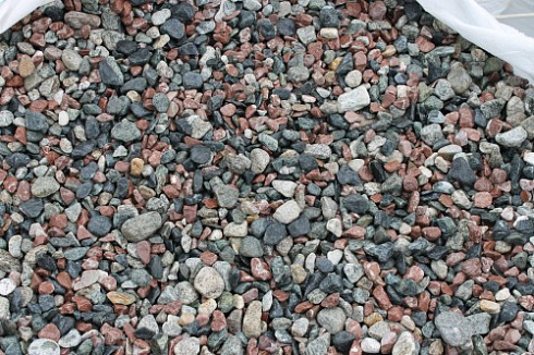 Kamenclub.ru: Мраморная крошка (щебень галтованный микс:: серый-зеленый-розовый) фр.10-20 мм.  купить в Туле мрамор серый, зеленый, розовый щебень окатанный округлый декоративный ландшафтный 15500 руб/т   фото КАМЕНЬ КЛУБ
