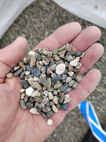 Kamenclub.ru: Галька речная окат (серая) фр.5-10 мм купить  в Туле галька речная серая, серый, темно-серый, светло-серый, коричневый речная окатанная галька декоративная ландшатфная 5000 руб/т   фото КАМЕНЬ КЛУБ