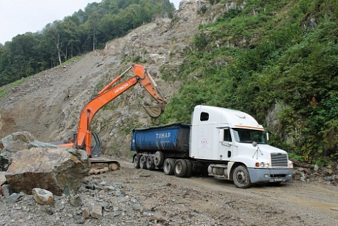 Kamenclub.ru: Гранит скальник (серо-зеленый) фр. 500-1500 мм.  купить в Туле гранит мрамор  серый зеленый темно-серый глыба скальная колотая ландшафтная 7 500 руб/т   фото КАМЕНЬ КЛУБ