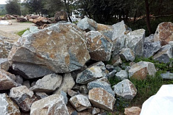 Kamenclub.ru: Гранит скальник (серо-зеленый) фр. 500-1500 мм.  купить в Туле гранит мрамор  серый зеленый темно-серый глыба скальная колотая ландшафтная 7 500 руб/т   фото КАМЕНЬ КЛУБ